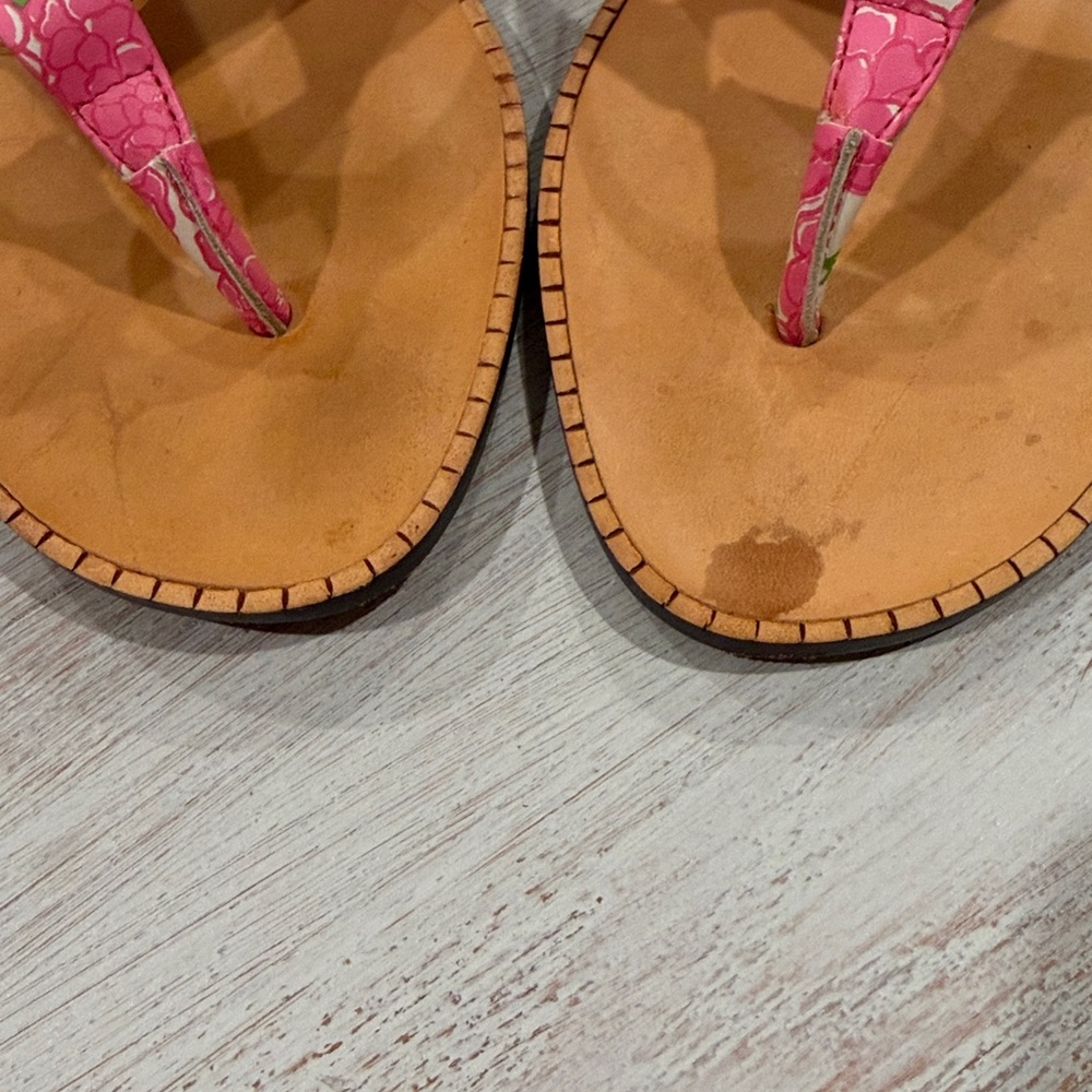 Lilly Pulitzer via Palm Beach leather thong sandal. - Picture 9 of 9